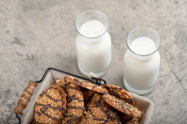 Jarros Vidro Leite Com Biscoitos Multigrãos Colocados Mesa Pedra Foto — Fotografia de Stock