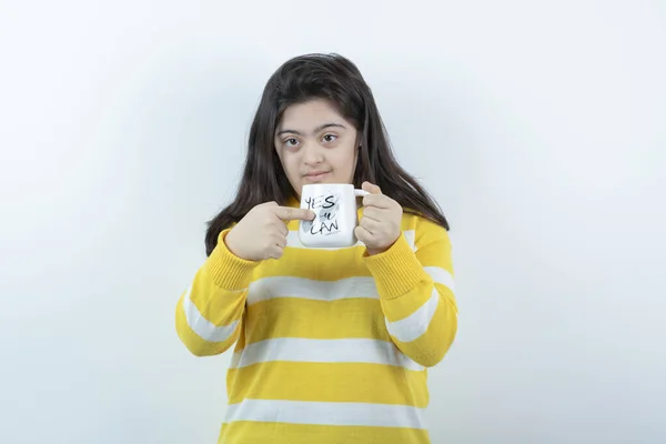 Fiatal Aranyos Lány Csíkos Pulóverben Kezében Egy Csésze Kávé Fehér — Stock Fotó