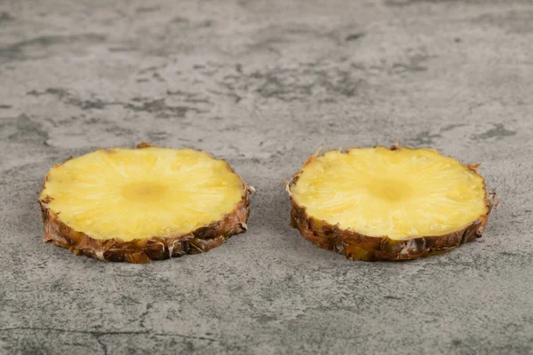 Due Fette Succoso Delizioso Ananas Poste Fondo Pietra Foto Alta — Foto Stock