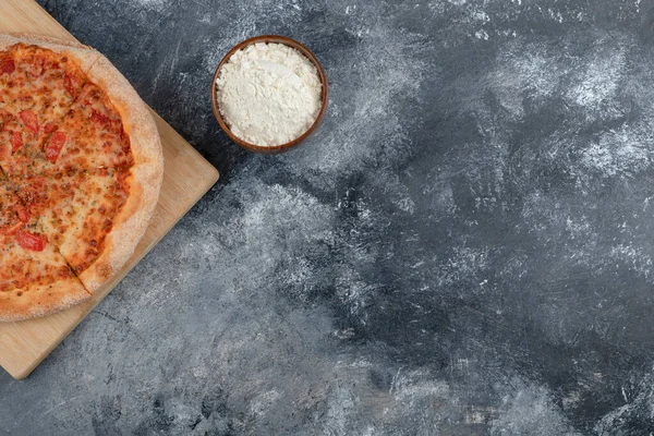 Вкусная Сырная Пицца Миской Муки Каменном Фоне Высокое Качество Фото — стоковое фото