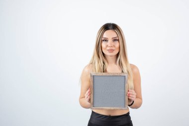 Beyaz bir geçmişi olan güzel, genç bir kadın.