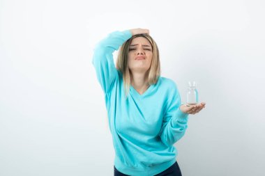 Elinde cam sürahi su tutan genç bir kadının fotoğrafı. Yüksek kalite fotoğraf