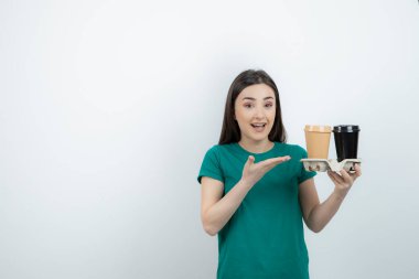 Genç, güzel, esmer kadın elinde renkli bardaklar tutuyor. Yüksek kalite fotoğraf