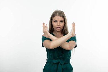 Sarışın bir kadının durduğu ve jest yaptığı fotoğraf. Yüksek kalite fotoğraf