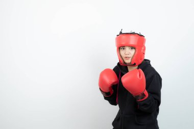 Boks egzersizleri yapan kendinden emin genç bir sporcunun portresi. Yüksek kalite fotoğraf