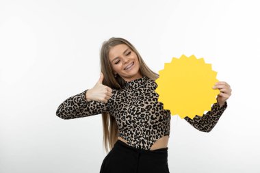 Sarı konuşma baloncuğu olan güzel bir kadının portresi. Yüksek kalite fotoğraf