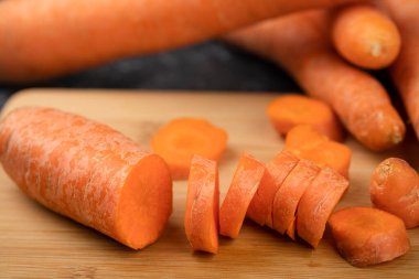 Tam ve dilimlenmiş taze ve tatlı havuçlar mermer arka planda. Yüksek kalite fotoğraf