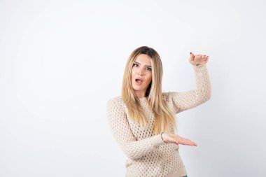 Ayakta duran ve açık alan tutan güzel bir kadın resmi. Yüksek kalite fotoğraf