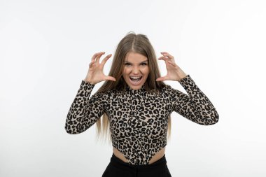 Leopar desenli güzel bir kadının portresi duruyor ve bakıyor. Yüksek kalite fotoğraf