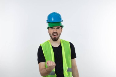 Beyaz üzerine iki şapka takan erkek sakallı mühendis. Yüksek kalite fotoğraf