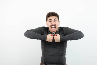 Genç bir sporcu modelin el ele tutuşurken çekilmiş fotoğrafı. Yüksek kalite fotoğraf