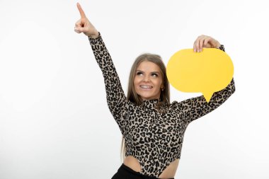 Sarı konuşma baloncuğu tutan güzel bir kadın. Yüksek kalite fotoğraf