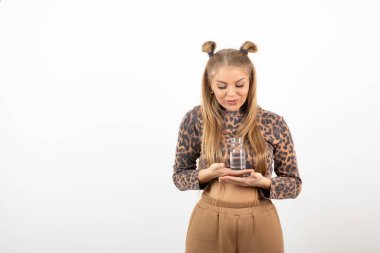 Üstünde bir bardak su olan güzel bir kadın resmi. Yüksek kalite fotoğraf