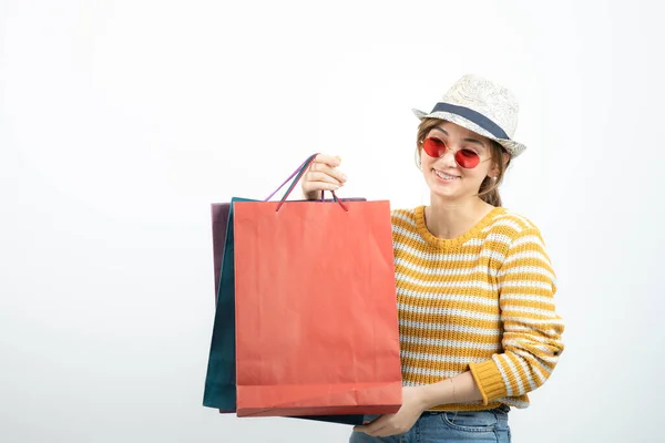 Foto Einer Jungen Brünetten Frau Mit Sonnenbrille Und Einkaufstaschen Hochwertiges — Stockfoto