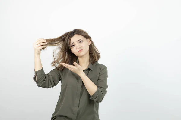 Foto Giovane Ragazza Abito Casual Piedi Alla Ricerca Foto Alta — Foto Stock