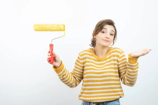 Foto Una Joven Mujer Pie Sosteniendo Rodillo Pintura Mano Foto —  Fotos de Stock