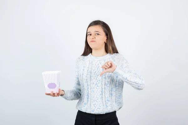 Meisje Dragen Trui Poseren Met Popcorn Container Witte Achtergrond — Stockfoto