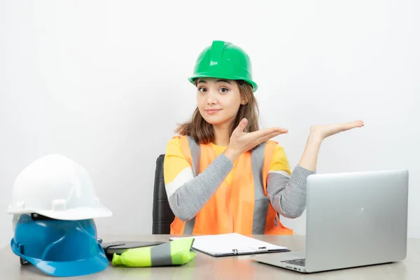 Werkster Vrouw Uniform Zit Aan Balie Toont Geopende Handpalmen Hoge — Stockfoto