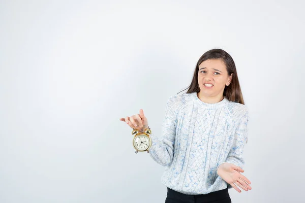 Ragazza Che Indossa Maglione Posa Con Sveglia Sfondo Bianco — Foto Stock