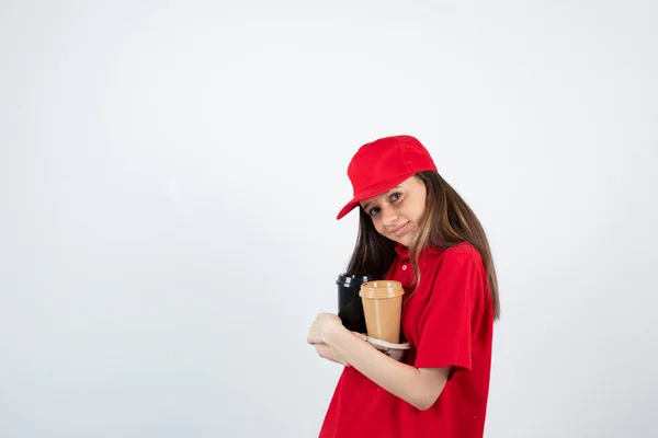 Meisje Rood Shirt Pet Poseren Met Wegwerpbekers — Stockfoto