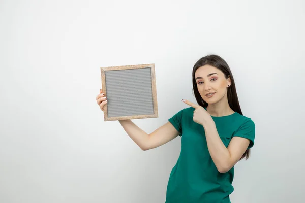 Junge Schöne Frau Steht Und Zeigt Auf Rahmen Vor Isoliertem — Stockfoto