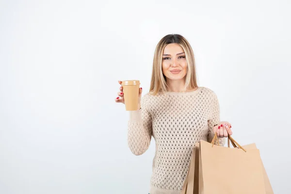 Képzeld Ahogy Egy Csinos Áll Papírzacskót Tart Kezében Kiváló Minőségű — Stock Fotó