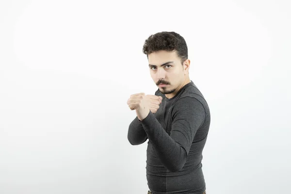 Foto Retrato Jovem Desportista Dando Soco Foto Alta Qualidade — Fotografia de Stock