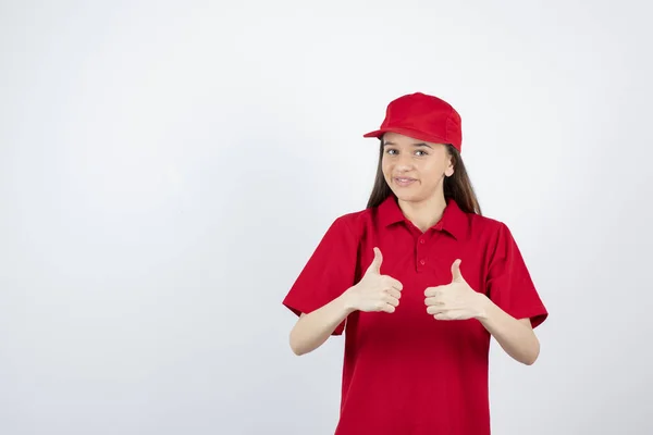 Chica Camiseta Roja Gorra Posando Sobre Fondo Blanco —  Fotos de Stock