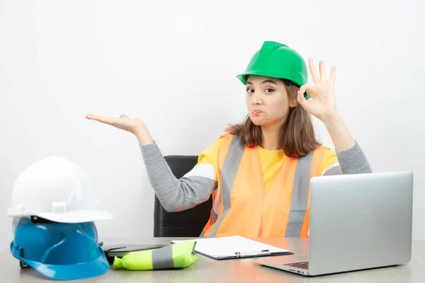 Werkster Vrouw Uniform Toont Geopende Handpalm Doet Gebaar Hoge Kwaliteit — Stockfoto