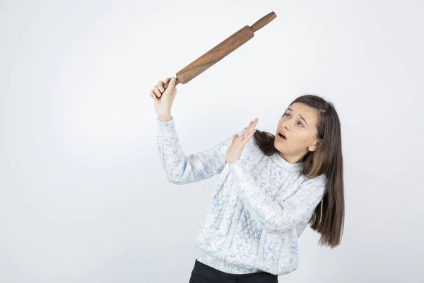 Niña Usando Suéter Posando Con Pasador Sobre Fondo Blanco — Foto de Stock