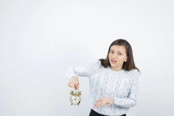 Niña Usando Suéter Posando Con Despertador Sobre Fondo Blanco —  Fotos de Stock