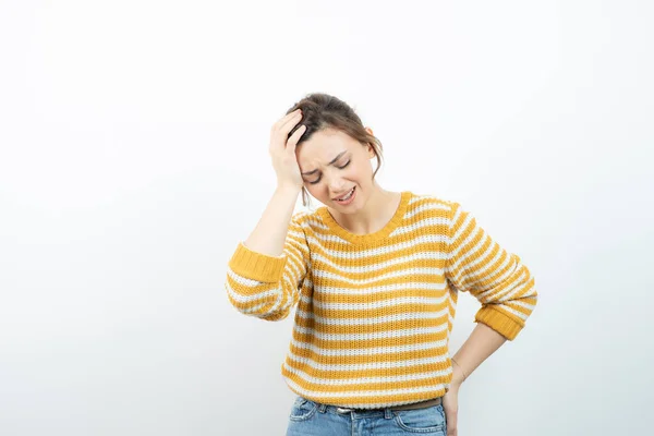 Imagem Uma Jovem Bonita Modelo Segurando Cabeça Foto Alta Qualidade — Fotografia de Stock