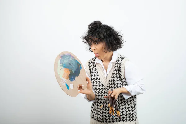 Egy Fiatal Női Művész Aki Ecsettel Palettafestékkel Áll Kezében Kiváló — Stock Fotó