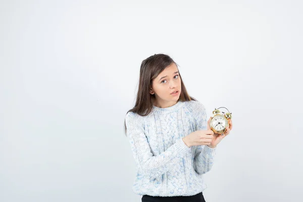 Niña Usando Suéter Posando Con Despertador Sobre Fondo Blanco —  Fotos de Stock