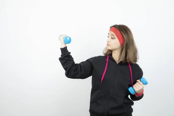 Jovem Mulher Desportiva Segurando Halteres Azuis Foto Alta Qualidade — Fotografia de Stock