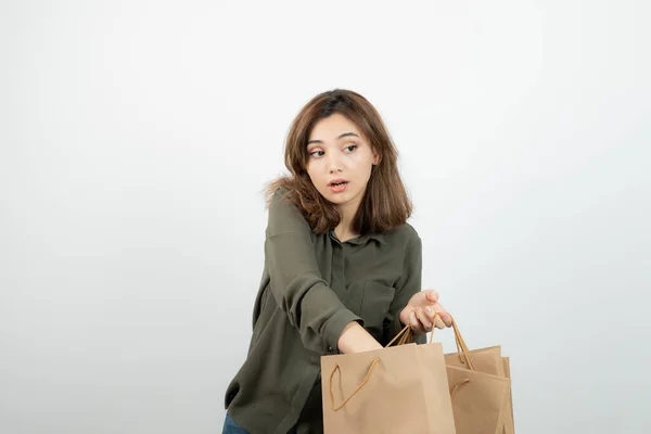 Beeld Van Een Mooie Vrouw Die Iets Afneemt Van Een — Stockfoto