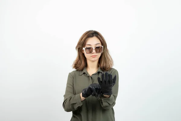 Νεαρή Γυναίκα Γυαλιά Δοκιμάζει Μαύρα Γάντια Αντί Για Λευκά Υψηλής — Φωτογραφία Αρχείου