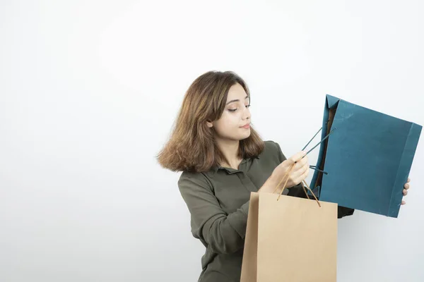 Imagen Una Hermosa Chica Pelo Corto Sosteniendo Bolsas Compras Foto —  Fotos de Stock