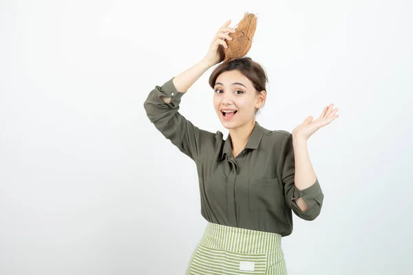 Bild Einer Jungen Frau Schürze Die Eine Kokosnuss Über Dem — Stockfoto