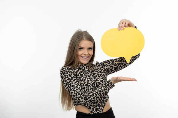 Retrato Una Mujer Positiva Sonriendo Mostrando Burbuja Habla Amarilla Foto — Foto de Stock