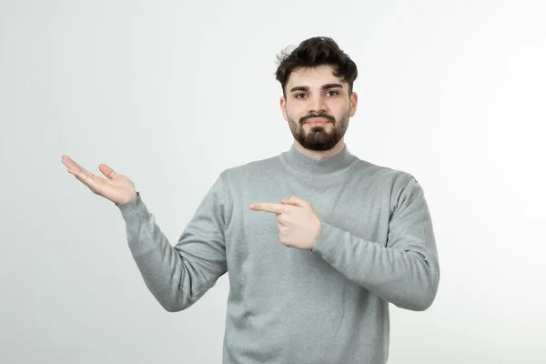 Bild Eines Gutaussehenden Bärtigen Mannes Grauem Sweatshirt Der Nach Oben — Stockfoto