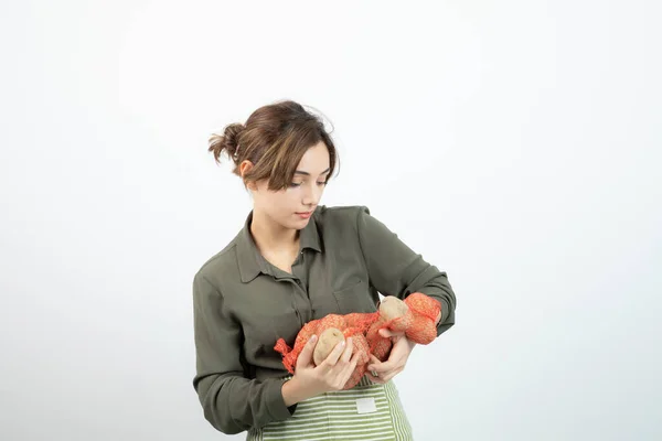 Porträt Einer Jungen Hübschen Bäuerin Die Kartoffeln Tüten Hält Hochwertiges — Stockfoto