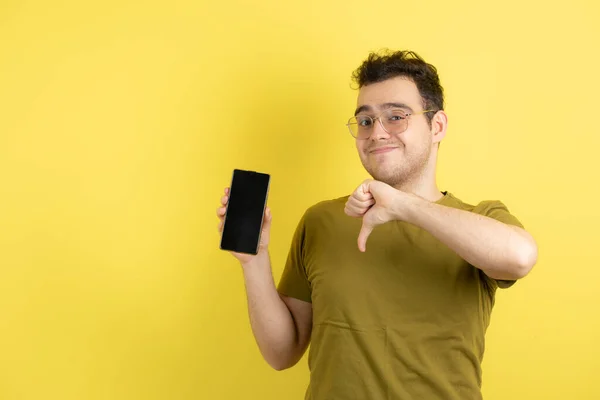 Photo Jeune Homme Dans Des Lunettes Montrant Son Téléphone Portable — Photo