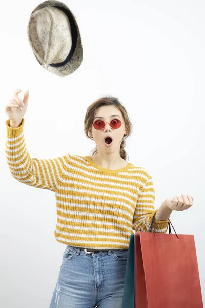 Junge Brünette Frau Mit Sonnenbrille Die Einkaufstüten Der Hand Hält — Stockfoto