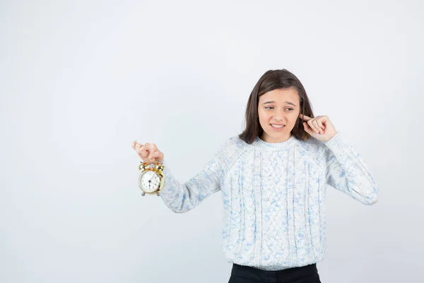 Menina Vestindo Suéter Posando Com Despertador Fundo Branco — Fotografia de Stock