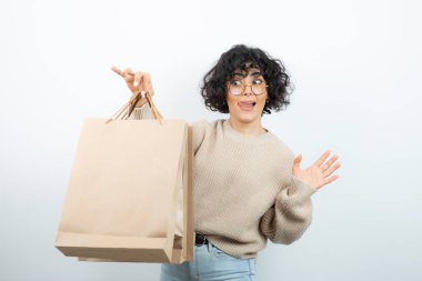Kendine güvenen bir kadının alışveriş torbaları tutarken çekilmiş bir fotoğrafı. Yüksek kalite fotoğraf