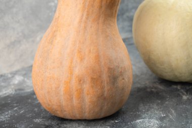 Mermer arka planda tereyağlı balkabağı. Yüksek kalite fotoğraf