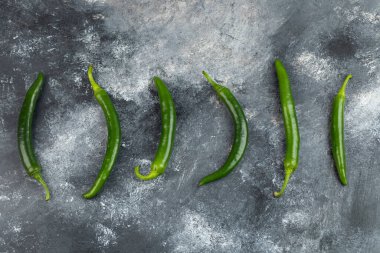 Mermer arka planda yeşil biberler var. Yüksek kalite fotoğraf
