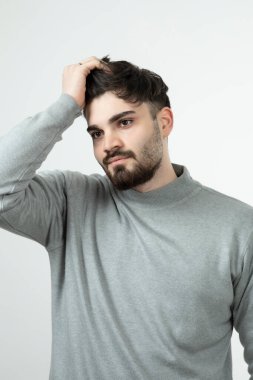 Gri kazaklı sakallı adamın portresi ayakta ve poz veriyor. Yüksek kalite fotoğraf