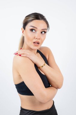 Siyah bluzlu formda genç bir kadın bir yerlere bakıyor. Yüksek kalite fotoğraf